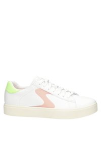 Baskets en cuir blanc avec un logo rose pâle et un accent vert au niveau du talon, dotées d'un col rembourré et d'une semelle blanche texturée.
