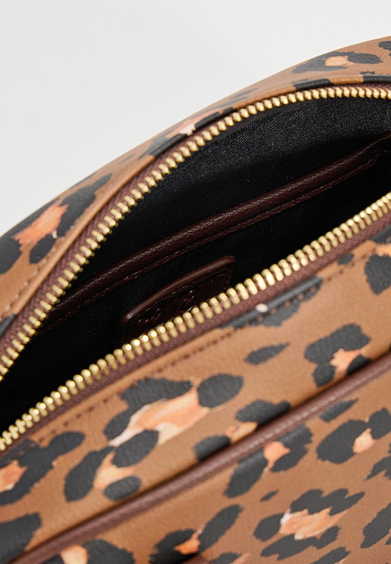 Brązowa torba z faux skóry z nadrukiem w cętki, złotym zamkiem błyskawicznym i czarną podszewką wewnątrz z małą kieszonką wsuwaną.