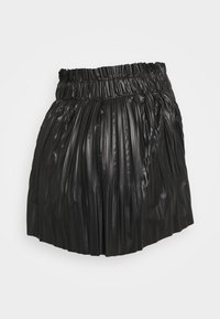 Saia plissada preta feita de um material brilhante com uma cintura elástica. A textura é suave, apresentando pregas verticais ao longo de toda a peça.