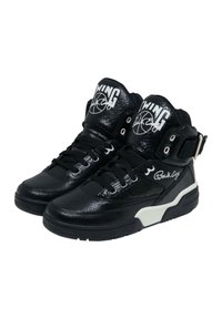 Høje sneakers i sort tekstureret læder med hvid branding. Har en ankelrem, perforerede detaljer og en kontrasterende sål.