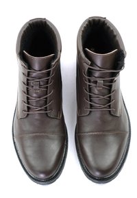 Braune Leder-Schuhe im Knöchelbereich mit glatter Oberflächenstruktur, Schnürverschluss, runder Zehenpartie und kontrastierenden Nähten. Strukturierte Gummisohle für besseren Halt.