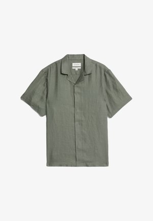 Chemise à manches courtes en lin vert olive clair, dotée d'un col décontracté et d'une fermeture à boutons, avec une finition texturée et légèrement froissée.