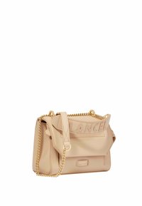 Sac à main en cuir beige avec logo "LANCEL" en relief, chaîne et sangle pour le porter, texture douce, forme rectangulaire, doté d'une fermeture à rabat.