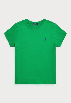 T-shirt verde in cotone con maniche corte, collo rotondo e un piccolo logo ricamato blu sul lato sinistro del petto. Design semplice e pulito.