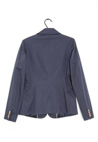 Námořnický blazer s přizpůsobeným střihem, designem na jedno zapínání a čtyřmi zlatými knoflíky na rukávech. Hladká látka s minimální texturou.