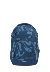 Blauer Tarnrucksack aus strapazierfähigem Stoff mit mehreren Fächern, verstellbaren Gurten, einem vorderen Aufnäher und Reißverschlüssen zum Zugriff.