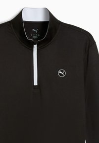 Schwarzes Quarter-Zip-Pullover aus glattem Stoff; mit einem weißen Reißverschluss und einem kleinen weißen Puma-Logo auf der linken Brust.