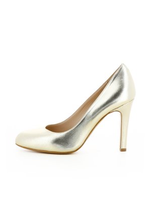 Ein einzelner glänzender goldener High-Heel-Pumps mit abgerundeter Spitze und glatter Oberfläche, fotografiert vor weißem Hintergrund.