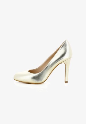 Enkele glanzende gouden pumps met hoge hak, een ronde neus en een glad oppervlak, gefotografeerd op een witte achtergrond.