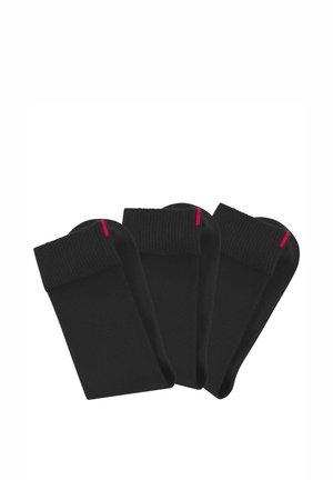 Drei Paare schwarze gefaltete Socken mit gerippten Bündchen und einem kleinen roten Stickdetail nahe dem oberen Rand.