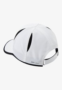 Fehér Dri-FIT sapka fekete hálós részletekkel, ívelt karimával és állítható pánttal a hátsó részen. Simává textúra, könnyű kialakítás.