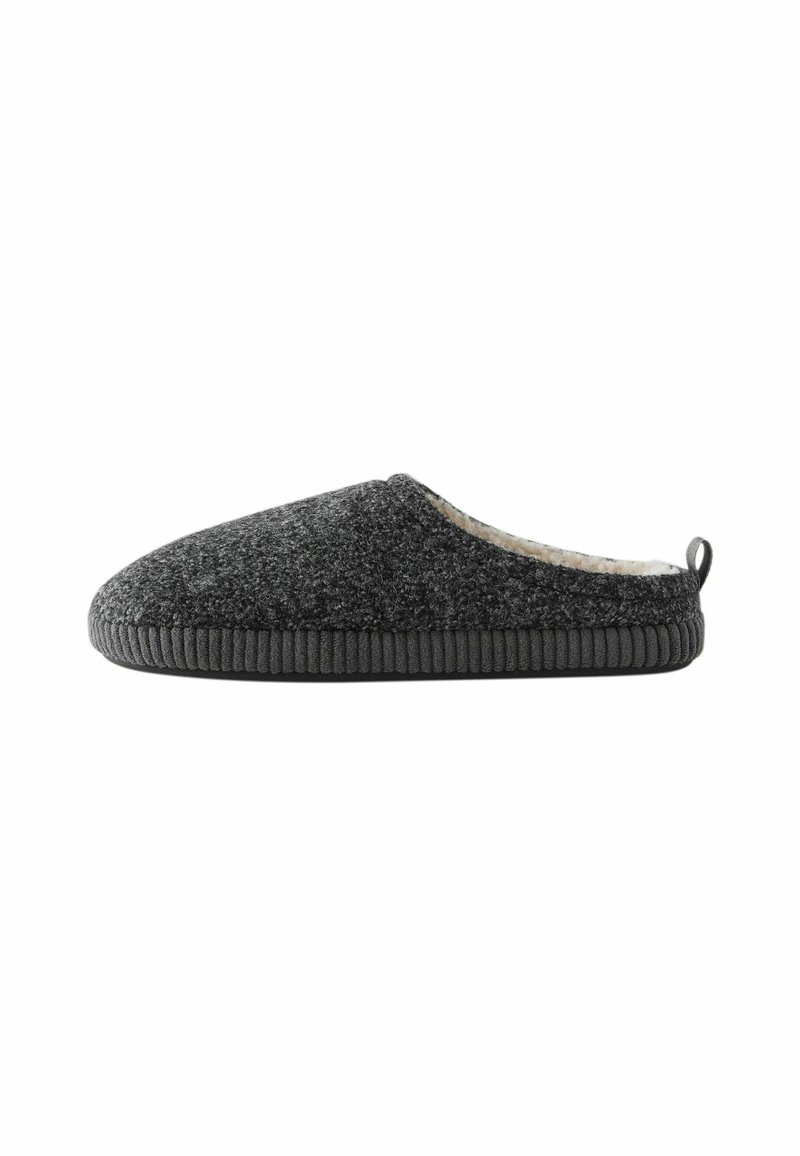 Grå slippers med en tekstureret filtovre, blød foret indvendig og en robust gummisål. Har en rund form og en bageste selen til nem påtagning.