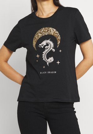Sort t-shirt med hvid drage-grafik under en gylden glimmer halvmåne og fire gyldne stjerner, tekst "Black Dragon" under designet.