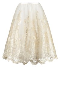 Tule rok met een doorschijnend ivoorkleurig bovenstuk en ingewikkelde gouden kant overlay. Beschikt over een geschulpte zoom en een aansluitende tailleband.