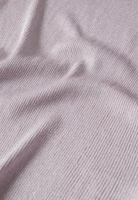 Tessuto a coste in lavanda chiaro, caratterizzato da una morbida texture con una leggera lucentezza. Il pattern è composto da linee verticali che creano profondità.
