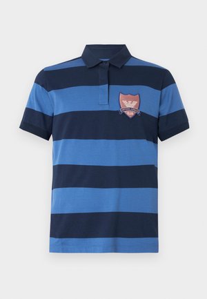 Polo-särk horisontaalsete tumesiniste ja helesiniste triipudega, lühikeste varrukatega, kraega ning punase tikandiga, millel on kiri "Emporio Armani Club".