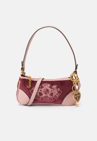 Piccola borsa a mano in suede bordeaux e pelle rosa, con accessori in metallo dorato, una tracolla removibile e un portachiavi decorativo.