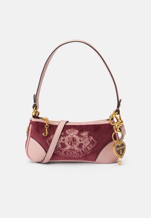 Piccola borsa a mano in suede bordeaux e pelle rosa, con accessori in metallo dorato, una tracolla removibile e un portachiavi decorativo.