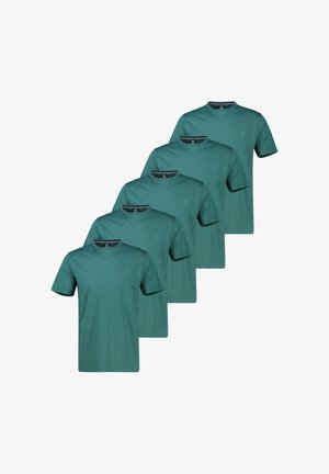 Pięć prostych zielonych t-shirtów z krótkim rękawem i okrągłym dekoltem ułożonych diagonalnie na białym tle.