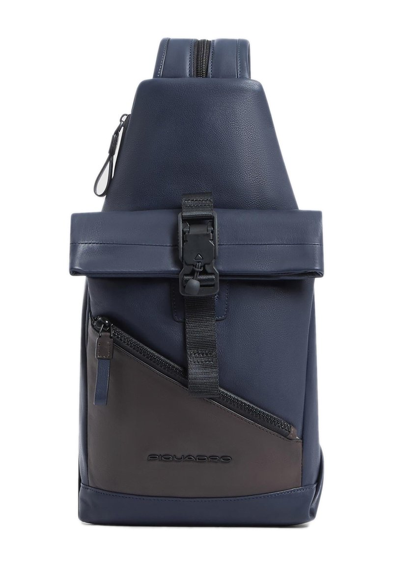 Zaino in pelle blu navy con design strutturato, dotato di tasca frontale con zip, spallacci regolabili e chiusura sicura con fibbia.