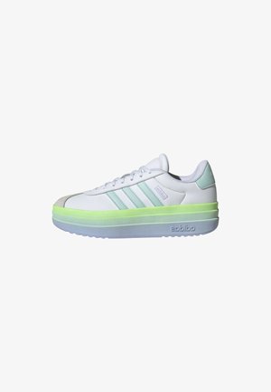 Sneaker sintetica bianca con accenti verde menta e tre strisce bianche, dotata di una suola spessa light blue e neon green e una punta grey.