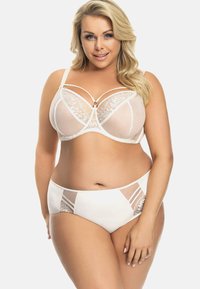 Fehér fehérnemű szett, amely átlátszó csipke bralette-tel rendelkezik dekoratív középponttal, és egy hozzáillő, magas derekú bugyival, csipke díszítéssel és oldalsó kivágásokkal.