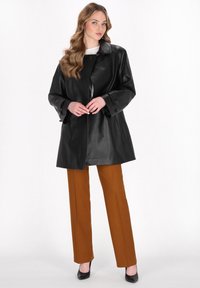 DreiMaster Korte frakker - black