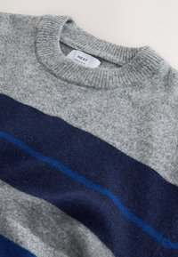 Harmaa neulepaita, jossa laivastonsiniset ja siniset vaakaraidat sekä resorireunainen pyöreä pääntie, merkintä "Next Regular Fit".