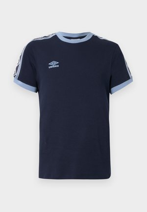 Navyblauw Umbro T-shirt met lichtblauwe kraag, mouwboorden en strepen op de schouders, getoond tegen een effen achtergrond.