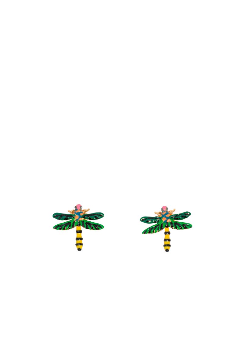 Pendientes de libélula con alas de esmalte verde y negro, cuerpo con rayas amarillas, acentos en rosa y azul, y herrajes de tono dorado.