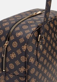 Borsa a tracolla in pelle nera con hardware dorato, chiusura con zip e un motivo ripetuto marrone. Forma strutturata con una maniglia corta.