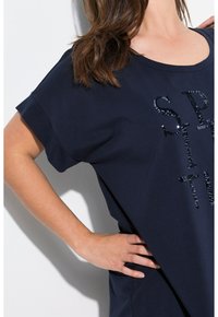 Ulla Popken SPRINGTIME SEQUINED SHORT SLEEVE TEE - Camiseta estampada - marine