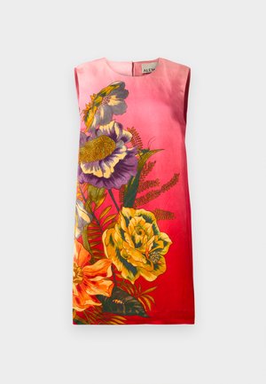 Ærmeløs kjole med en gradient fra pink til rød, prydet med farverige blomsterdesigns i gul, lilla og orange. Glat stoftekstur.