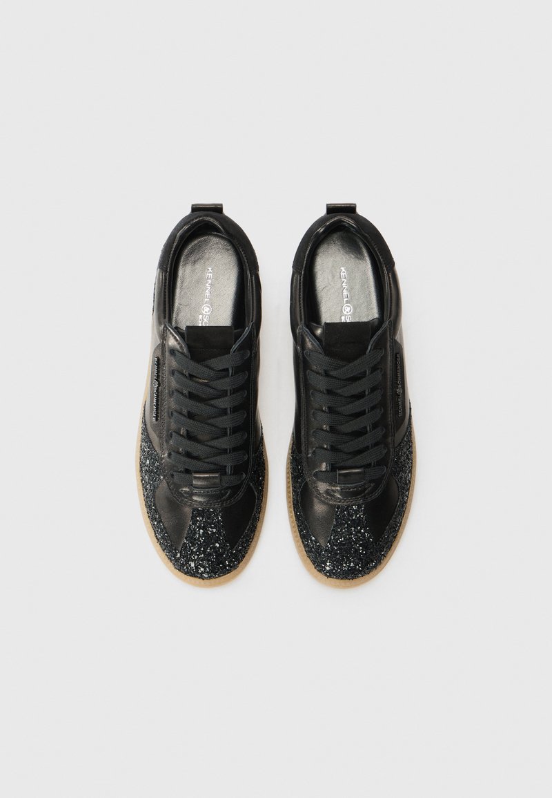 Schwarze Sneakers mit einem glänzenden Lederoberteil und einer glitzernden schwarzen Zehenbox. Merkmale kontrastierender, strukturierter Akzente und schwarze Schnürsenkel.
