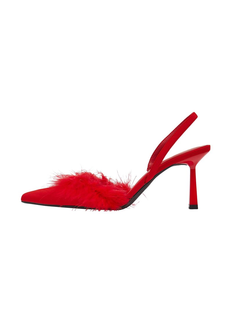 Décolleté slingback rossi con punta affilata e dettaglio di piume sul davanti. Presentano un sottile tacco a spillo e una finitura lucida.