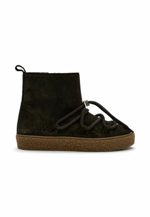 Bottine en daim marron foncé avec de gros lacets tressés en boucle sur l'avant et une semelle en caoutchouc beige texturée.