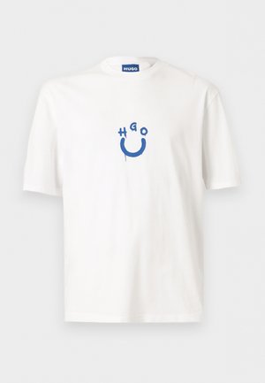 Λευκό κοντομάνικο T-shirt με στρογγυλή λαιμόκοψη και μπλε κείμενο "HUGO" που σχηματίζει ένα χαμογελαστό πρόσωπο στο στήθος.