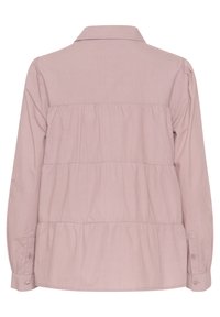 Camicia a maniche lunghe in morbido tessuto rosa con un colletto, caratterizzata da strati arricciati e polsini con bottoni per un tocco di dettaglio.
