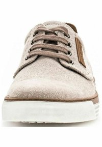 Hellbeige Leinensneaker mit runder Zehenpartie, sechs Ösen, braunem Lederakzent und weißer Gummisohle. Strukturiertes Material und Schnürverschluss.