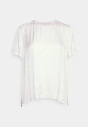 Blusa de manga curta em suave tecido de cetim rosa claro. Apresenta um decote redondo, um brilho subtil e uma bainha ligeiramente curvada com fendas laterais.