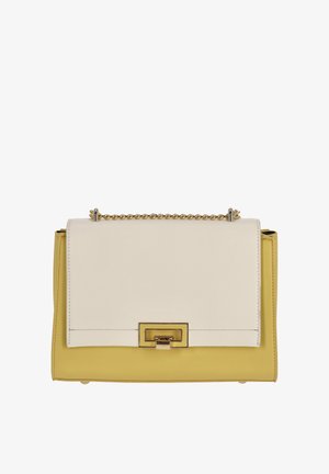 Borsa a mano in pelle gialla e crema con tracolla a catena, forma rettangolare, texture liscia e chiusura in tonalità oro.