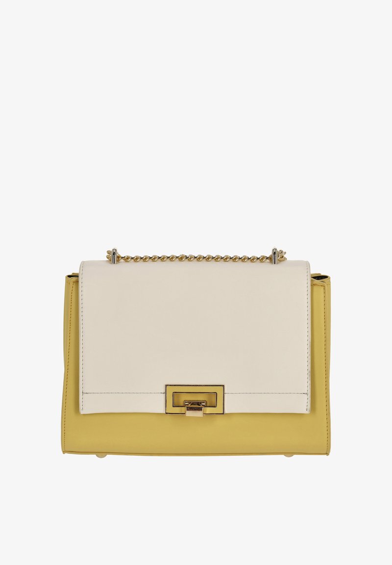 Bolso de mano de cuero amarillo y crema con una correa de cadena, forma rectangular, textura suave y un cierre en tono dorado.