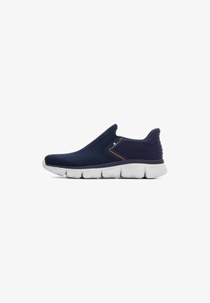 Zapato slip-on navy con parte superior de punto texturizado, suela de goma blanca y detalles naranjas cerca del talón. Diseño ligero para mayor comodidad.