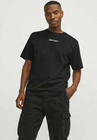 Jack & Jones JCOSTAGGER TEE SS CREW NECK - T-shirt con stampa - black