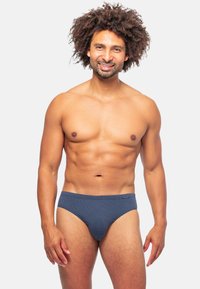 Blauwe geblokte zwembroek met een lage taille. Gemaakt van lichte stof, met een gestructureerd patroon en een gladde afwerking.