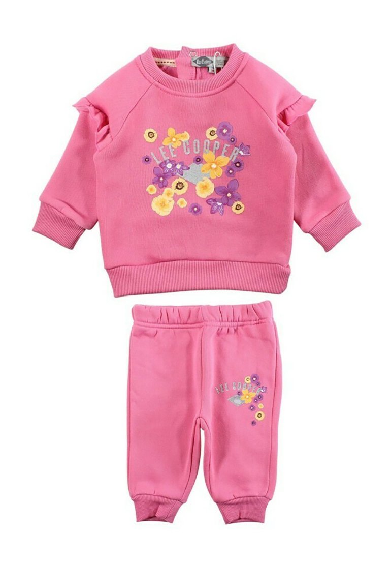 Ensemble de survêtement en coton rose comprenant un sweat-shirt à col rond avec broderies florales et accents à volants aux épaules ; pantalon de jogging assorti avec taille élastique.