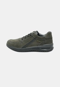 Sneaker in suede verde scuro con dettagli neri, chiusura con lacci, suola ammortizzata e pannelli testurizzati per una presa e un comfort aggiuntivi.