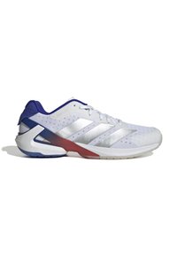 Scarpe sportive bianche con strisce argento, accenti viola sul tallone e tomaia strutturata. La suola presenta componenti rosse e blu.