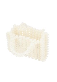 Borsa di perline realizzata con perline di plastica bianche, caratterizzata da forme tonde, design intrecciato e una superficie testurizzata distintiva con piccoli dettagli a forma di perla.