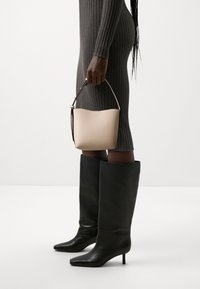 Lindex BAG BUCKET  LOOK - Bolso de mano - beige